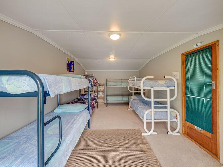 Hostal Surat Bay Lodge & Backpackers Hostel