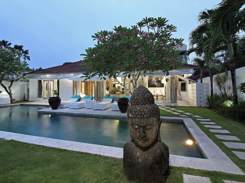 Villa Putih Seminyak