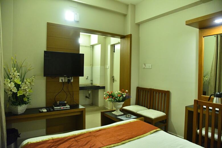 Hotel Zaith Residency Near Us Consulate & Apollo Hospitals