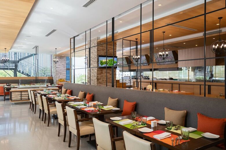 Hotel Renaissance Ahmedabad Sg Highway