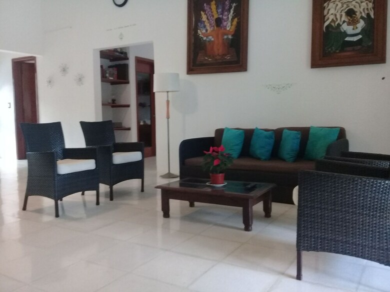 Villa Airport B&B