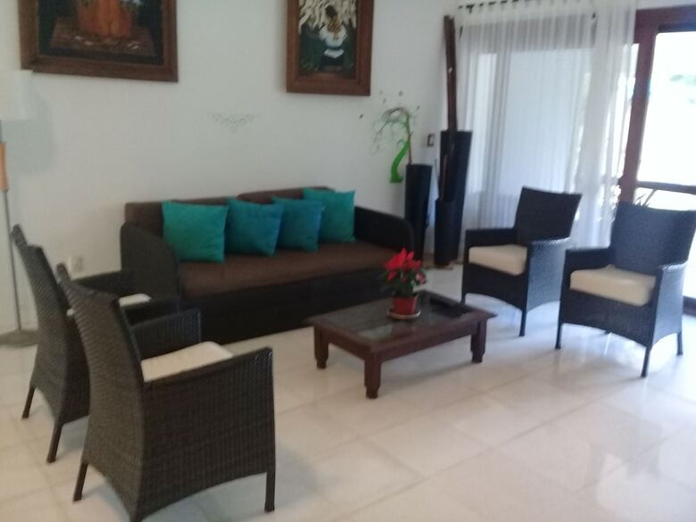Villa Airport B&B
