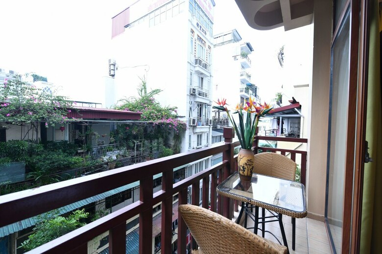 The Artisan Lakeview Hotel