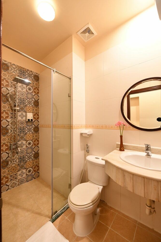 The Artisan Lakeview Hotel