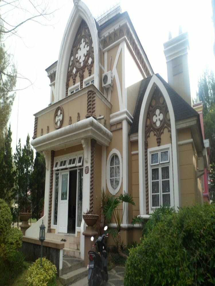 Villa Kota Bunga Azalea