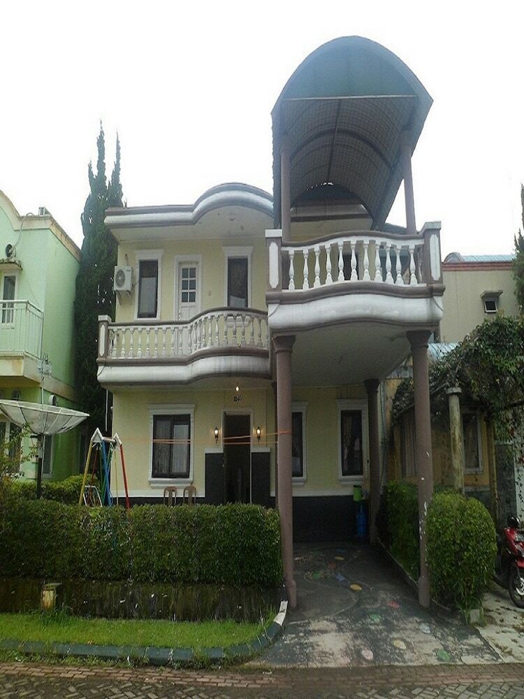 Villa Kota Bunga Matahari