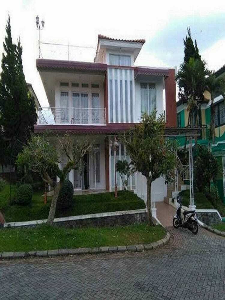 Villa Kota Bunga Matahari