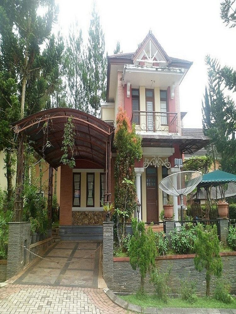 Villa Kota Bunga Matahari