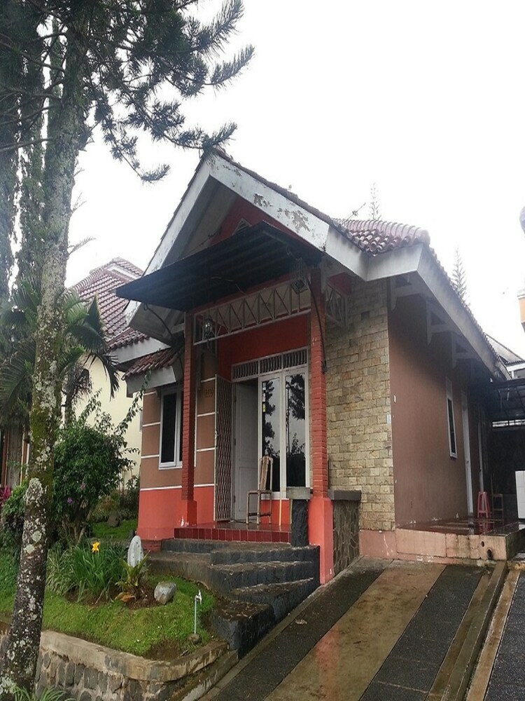 Villa Kota Bunga Matahari