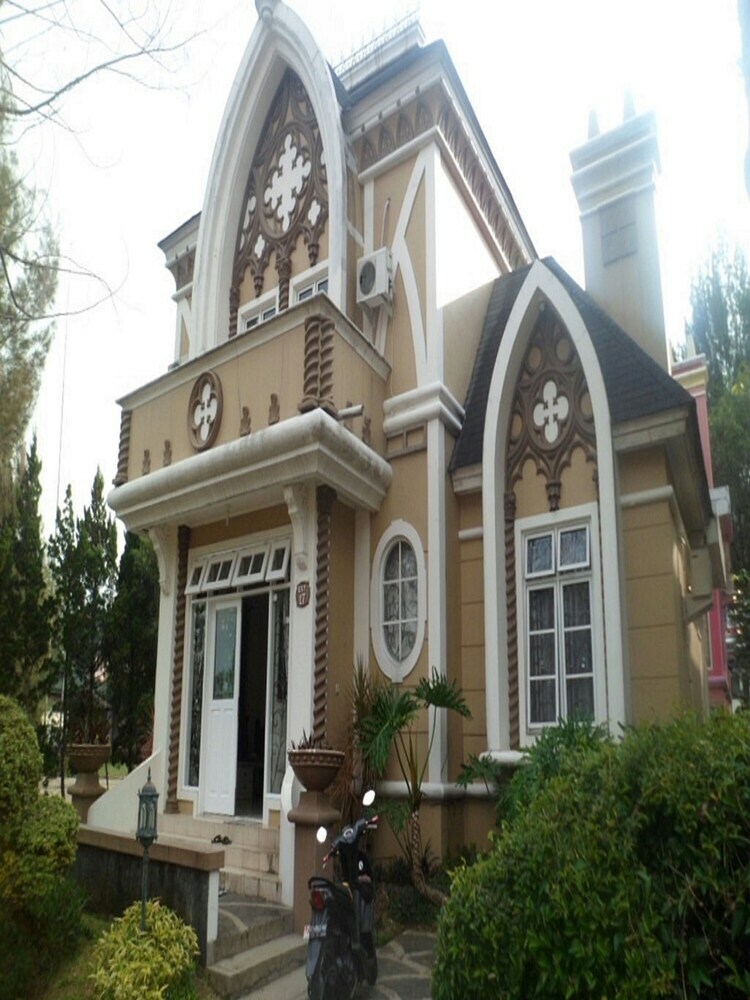 Villa Kota Bunga Matahari
