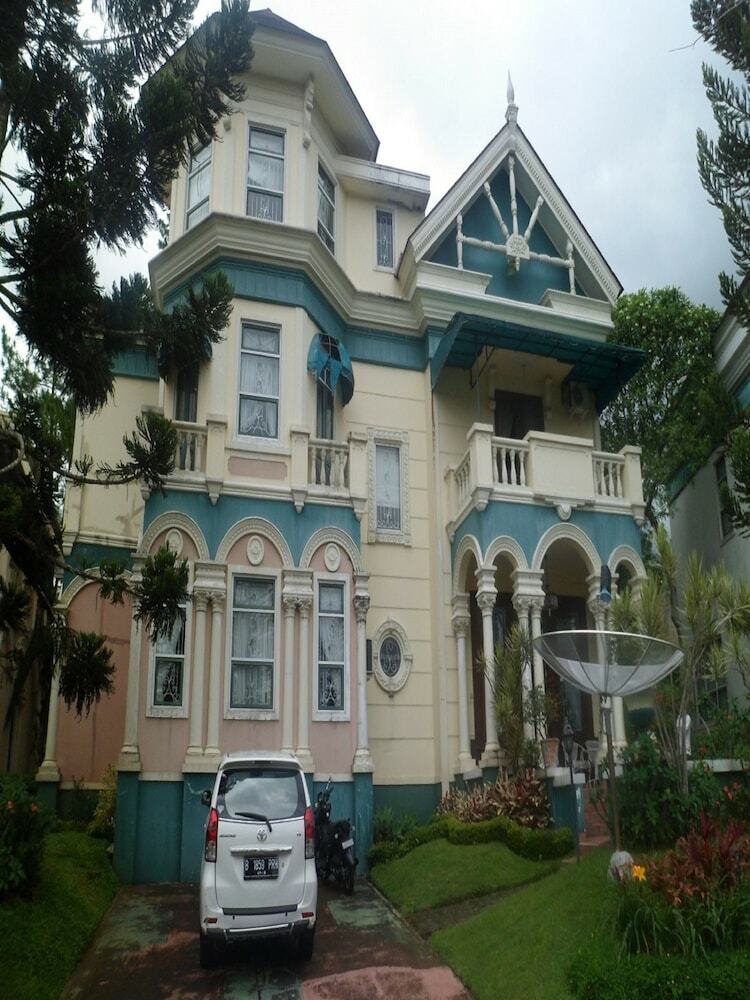 Villa Kota Bunga Protea