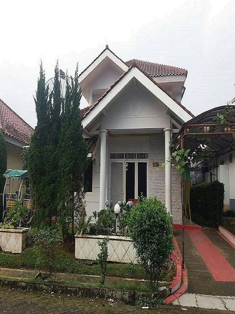 Villa Kota Bunga Sakura