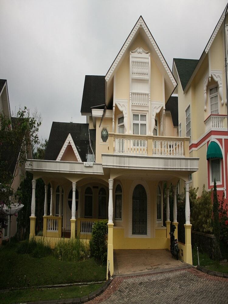 Villa Kota Bunga Anyelir
