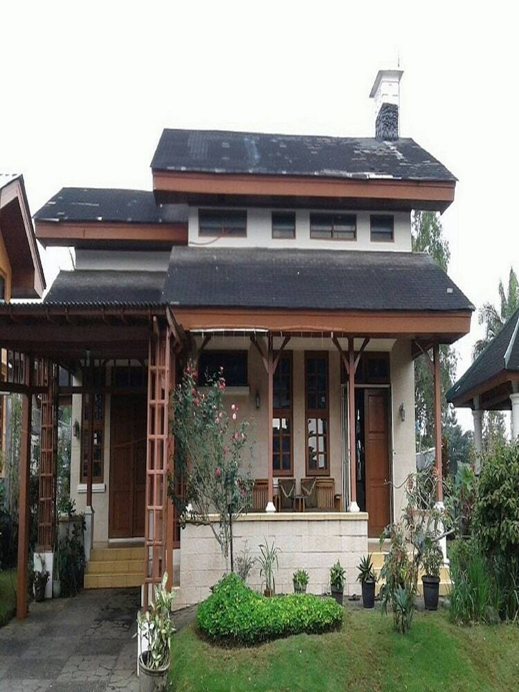 Villa Kota Bunga Anyelir