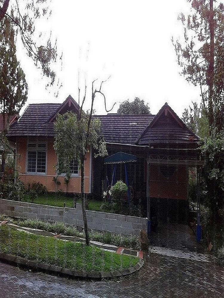 Villa Kota Bunga Dahlia