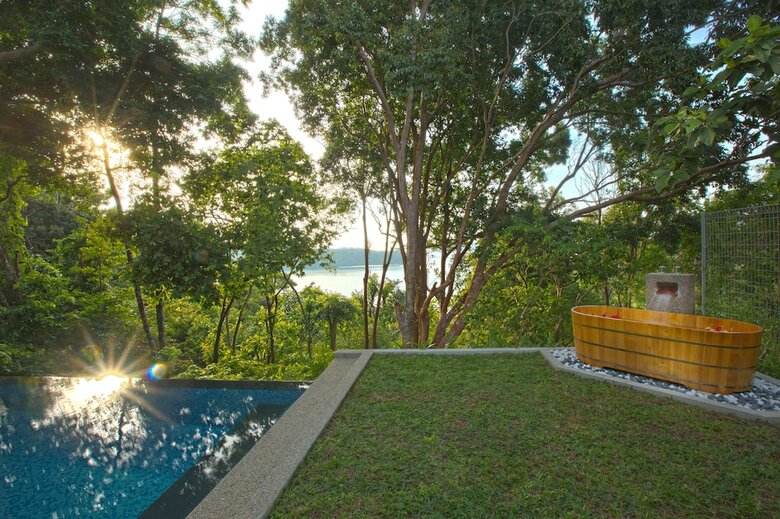 Hotel Ambong Pool Villas