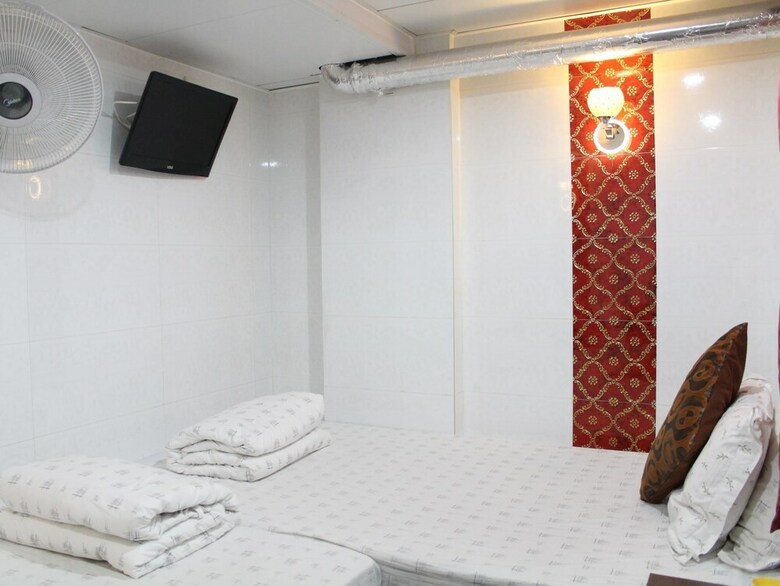 Gold Sparrow Hotel