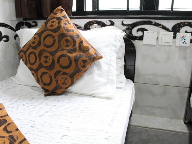Gold Sparrow Hotel