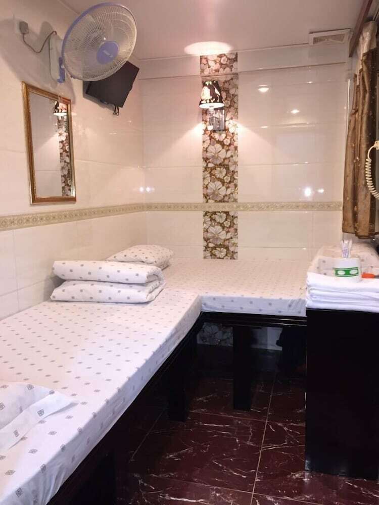 Gold Sparrow Hotel