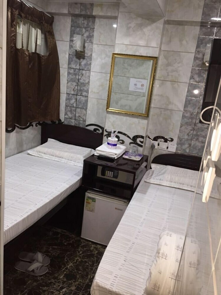 Gold Sparrow Hotel