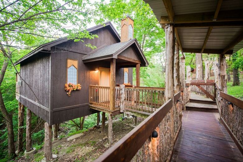 Oak Crest Cottages & Treehouses