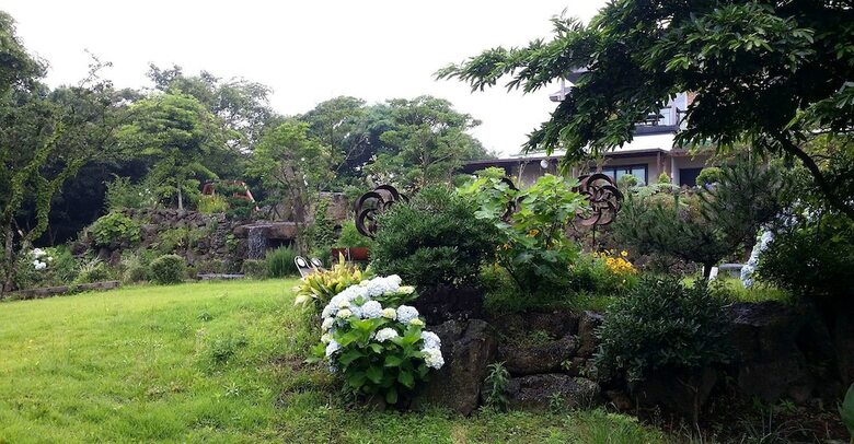 Gotjawal Geomun Oreum Pension