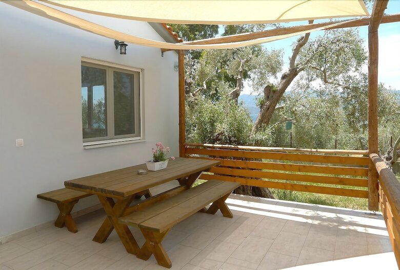 Hotel Ampoulos Rooms & Apartments