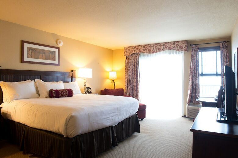 Chase On The Lake Resort Hotel
