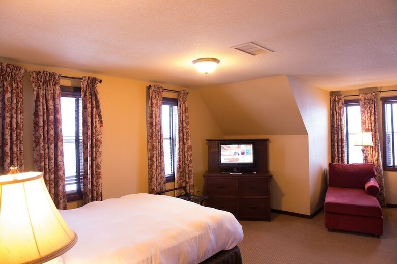 Chase On The Lake Resort Hotel