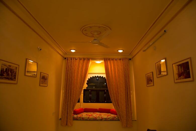 Hotel Nahargarh Palace