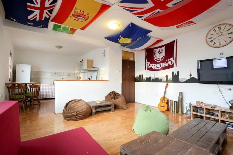 Hostal Haris Youth Hostel
