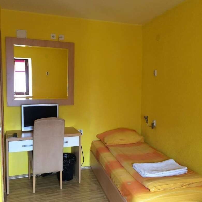 Hostal Haris Youth Hostel