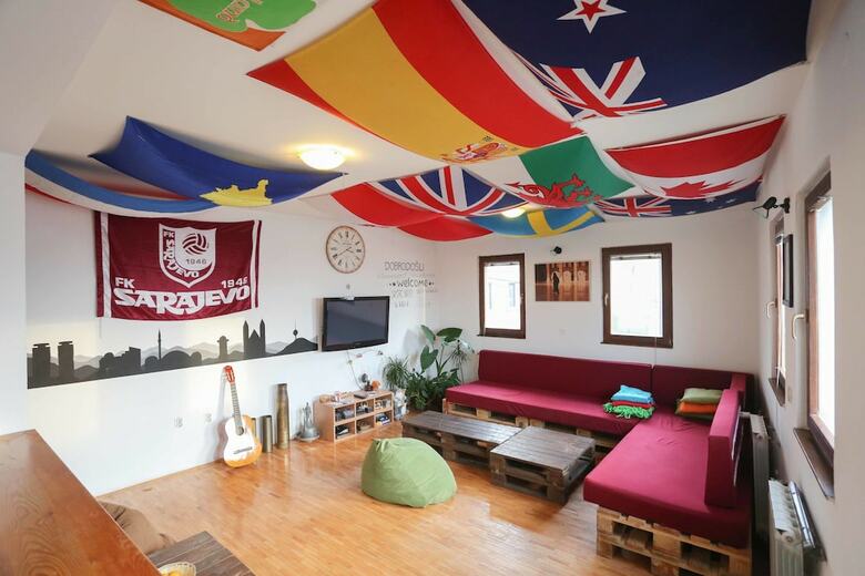 Hostal Haris Youth Hostel
