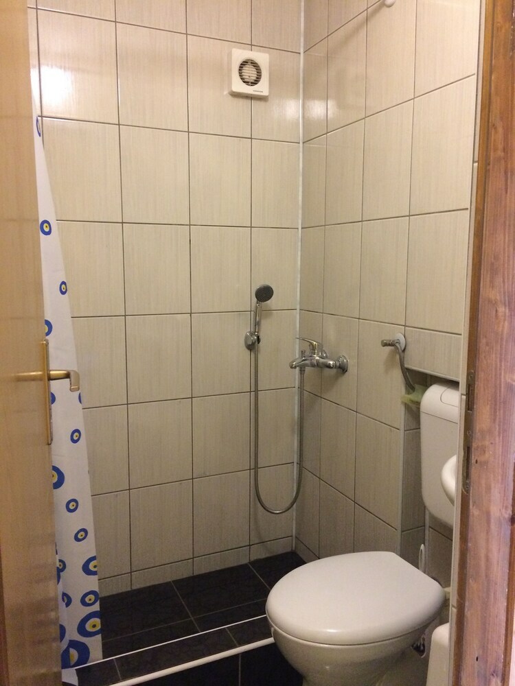 Hostal Haris Youth Hostel