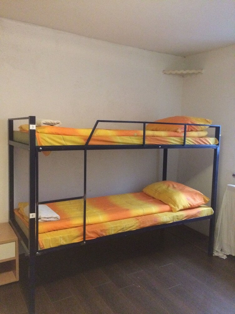 Hostal Haris Youth Hostel