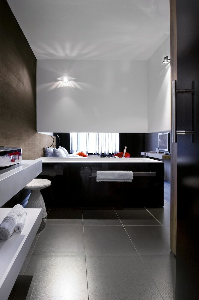 Carbon Hotel - Different Hotels