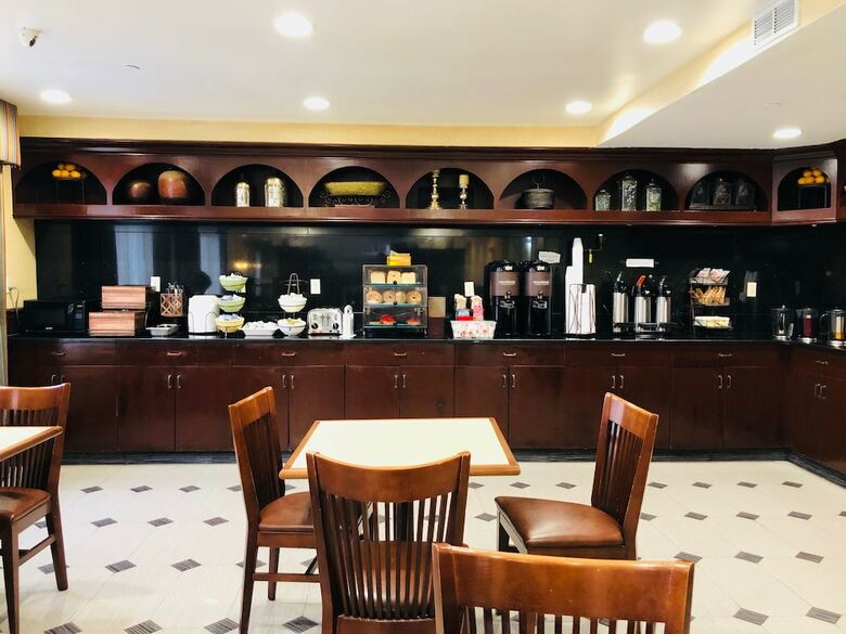 Hotel Queens County Inn & Suites