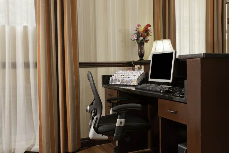 Hotel Queens County Inn & Suites
