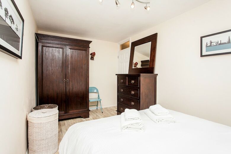 Stunning Spacious South London 1 Bed Apartment With Balcony
