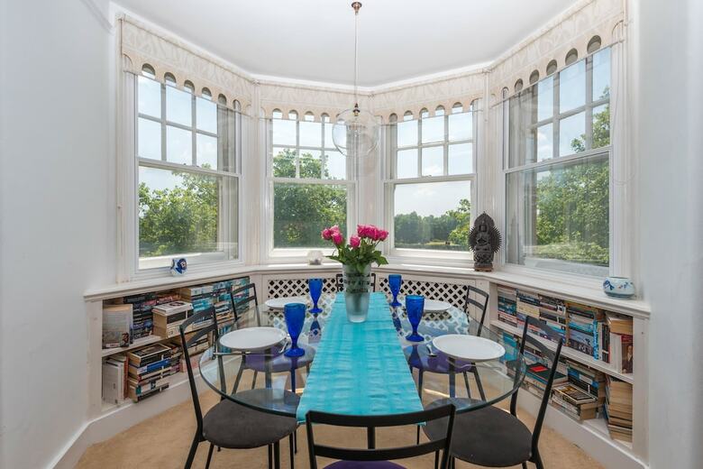 Charming Chelsea Apartment Overlooking The Thames