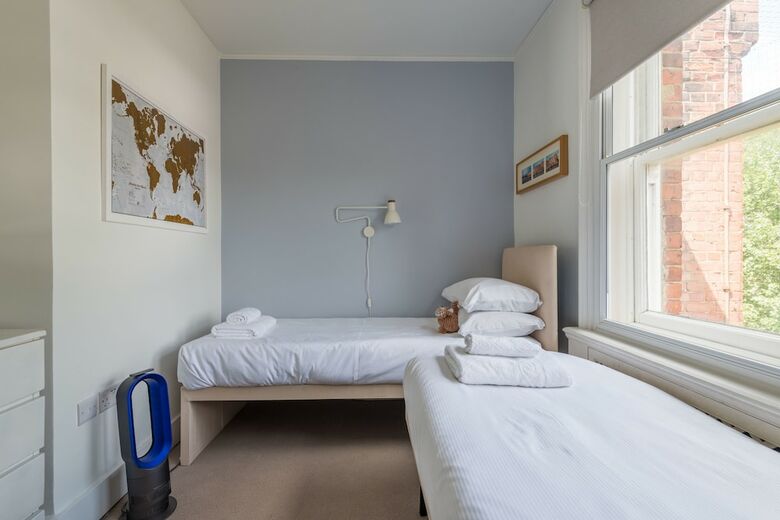 Charming Chelsea Apartment Overlooking The Thames