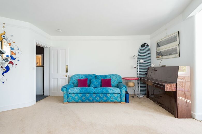 Charming Chelsea Apartment Overlooking The Thames