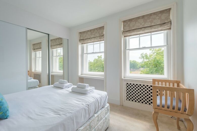 Charming Chelsea Apartment Overlooking The Thames