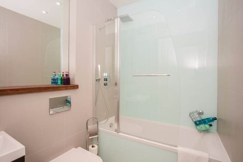 2 Bedroom Apartment In Clapham Accommodates 3
