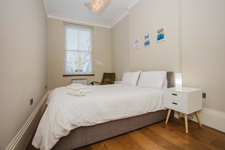 2 Bedroom Apartment In Clapham Accommodates 3