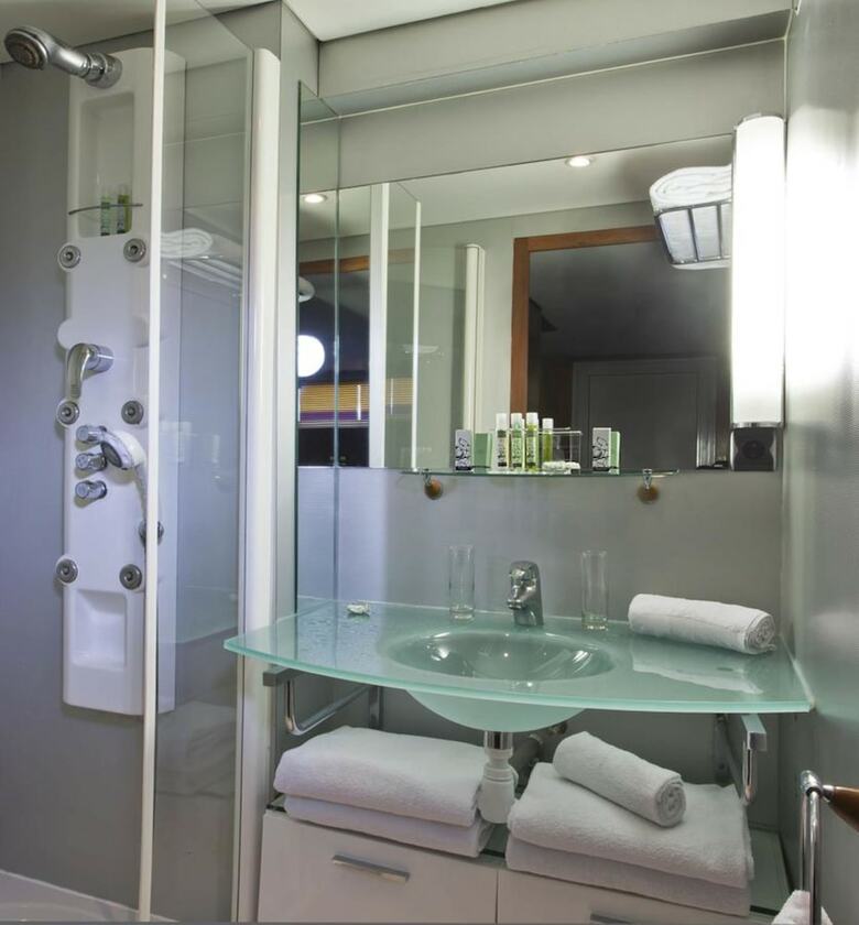 Vip Paris Yacht Hotel