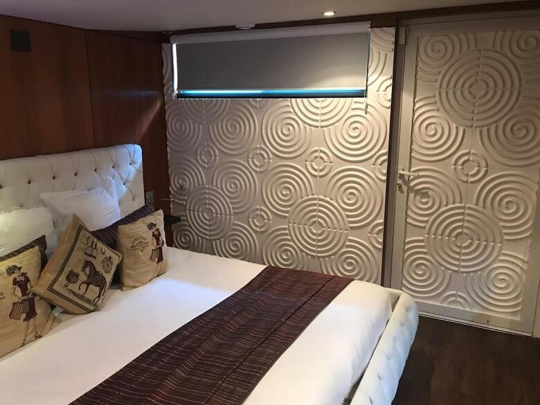 Vip Paris Yacht Hotel