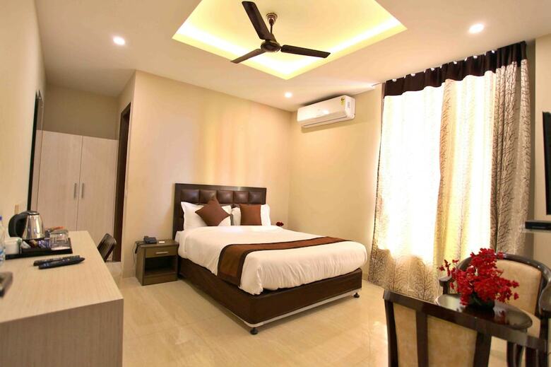 Hotel Nirvana Suites