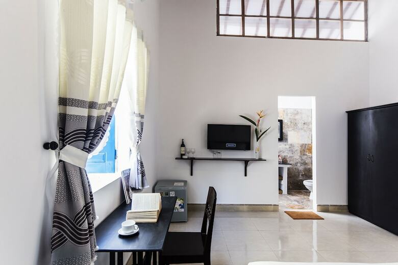 Hotel Cashew Tree Bungalow