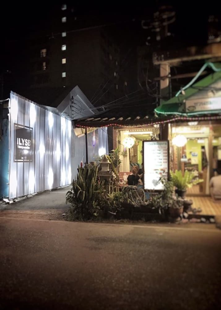 Hostal The Park Society